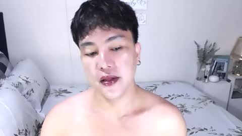 Snapshot of yourlivingonurdream chatting on November 26, 9:43 am -- online show from November 26, 9:43 am