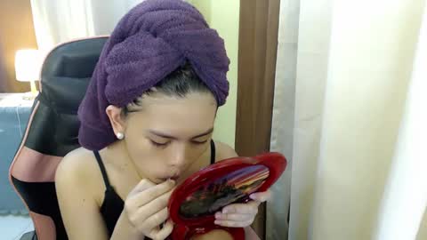Snapshot of yourlovelytranspinay chatting on December 23, 1:29 am your lovely Dina online show from December 23, 1:29 am