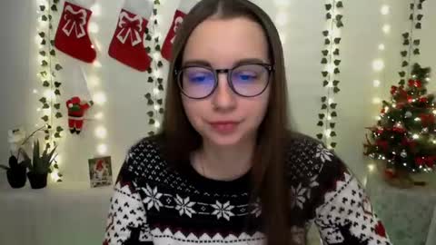 Snapshot of yours_piece_of_happiness_ chatting on December 16, 6:43 am Happy online show from December 16, 6:43 am