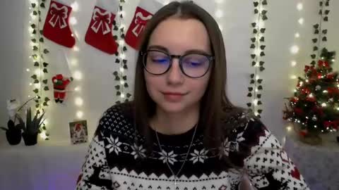 Snapshot of yours_piece_of_happiness_ chatting on December 16, 9:46 am Happy online show from December 16, 9:46 am