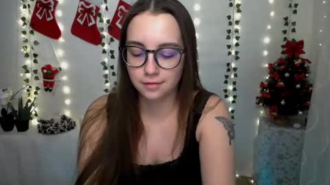 Snapshot of yours_piece_of_happiness_ chatting on January 6, 6:36 am Happy online show from January 6, 6:36 am