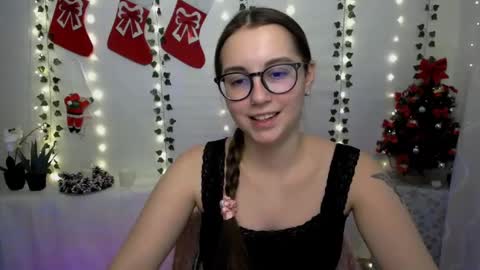 Snapshot of yours_piece_of_happiness_ chatting on January 6, 9:41 am Happy online show from January 6, 9:41 am