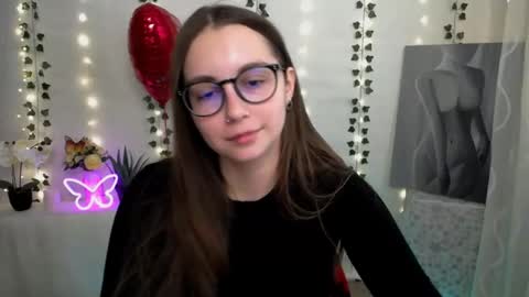 Snapshot of yours_piece_of_happiness_ chatting on February 10, 9:58 am Happy online show from February 10, 9:58 am
