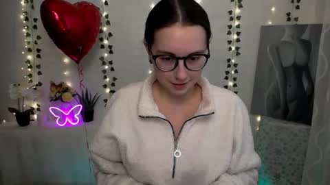Snapshot of yours_piece_of_happiness_ chatting on February 13, 12:32 pm Happy online show from February 13, 12:32 pm