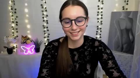 Snapshot of yours_piece_of_happiness_ chatting on February 21, 12:39 pm Happy online show from February 21, 12:39 pm