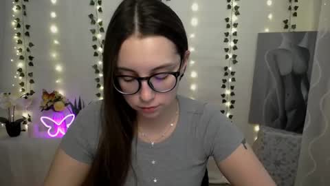 Snapshot of yours_piece_of_happiness_ chatting on February 25, 1:39 pm Happy online show from February 25, 1:39 pm