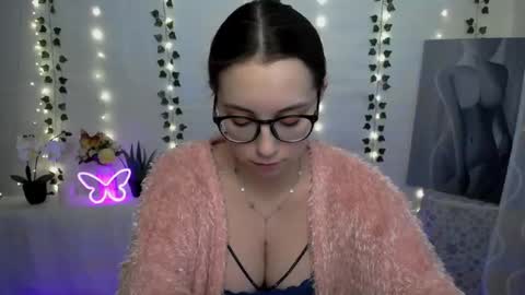 Snapshot of yours_piece_of_happiness_ chatting on February 27, 1:28 pm Happy online show from February 27, 1:28 pm