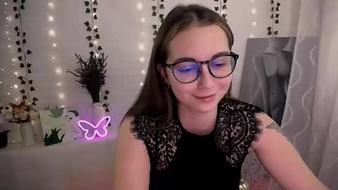 Snapshot of yours_piece_of_happiness_ chatting on September 22, 5:42 am Happy online show from September 22, 5:42 am