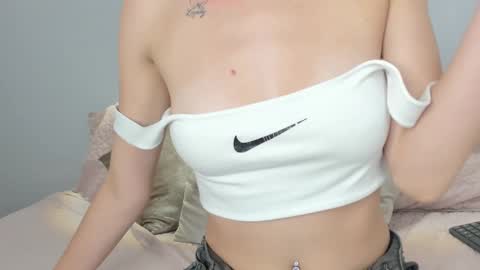 yulievans online show from December 24, 10:06 pm