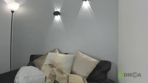 yulievans online show from January 12, 7:31 pm