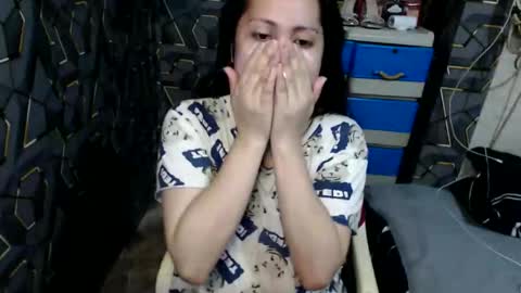 Snapshot of yumi_white chatting on November 12, 6:52 pm yumi online show from November 12, 6:52 pm