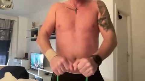 Snapshot of yungbucker chatting on December 1, 3:17 pm Yungbucker online show from December 1, 3:17 pm