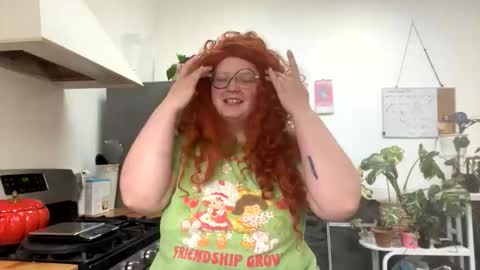 Snapshot of yungnotinnocent chatting on December 17, 7:20 pm Etta and N online show from December 17, 7:20 pm