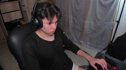 yurii_moody online show from December 5, 2:42 am