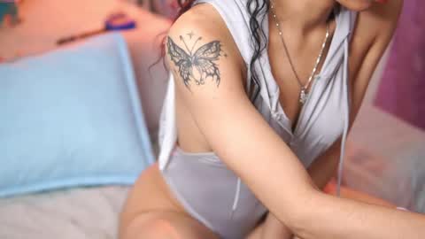 Snapshot of yuyi_cam chatting on October 26, 2:06 am Yuyi Cam online show from October 26, 2:06 am