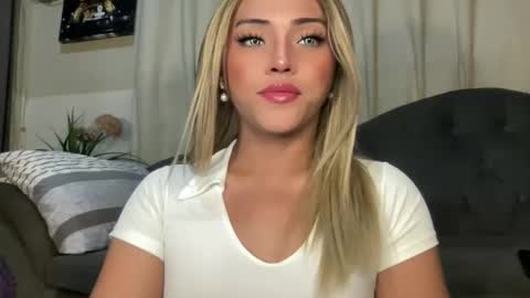 Snapshot of yvonne_guidotti chatting on February 12, 8:26 pm Miss Cali online show from February 12, 8:26 pm