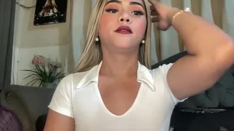 Snapshot of yvonne_guidotti chatting on February 15, 9:11 pm Miss Cali online show from February 15, 9:11 pm