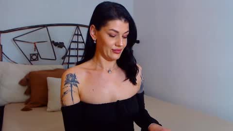 Snapshot of yvonneeverlee chatting on February 19, 12:57 am I V Y online show from February 19, 12:57 am