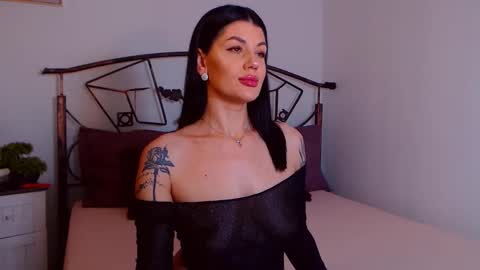 Snapshot of yvonneeverlee chatting on November 3, 8:43 pm I V Y online show from November 3, 8:43 pm