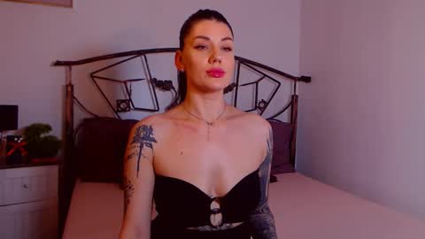 Snapshot of yvonneeverlee chatting on December 13, 8:47 pm I V Y online show from December 13, 8:47 pm