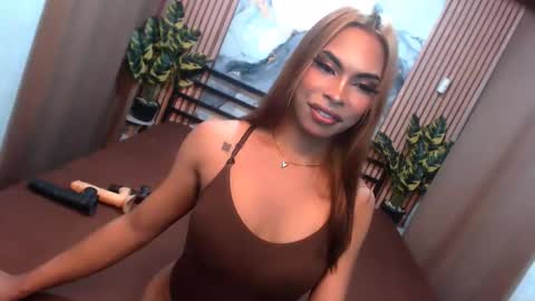 yvonnellvs online show from March 25, 4:13 pm