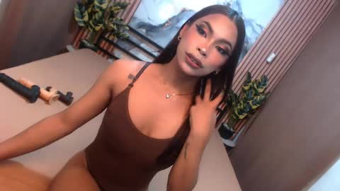 yvonnellvs online show from April 26, 6:38 pm