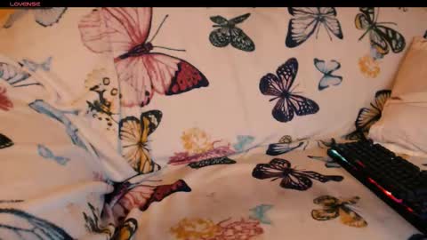 Snapshot of yzza_suave chatting on November 21, 8:29 pm yzza_suave online show from November 21, 8:29 pm