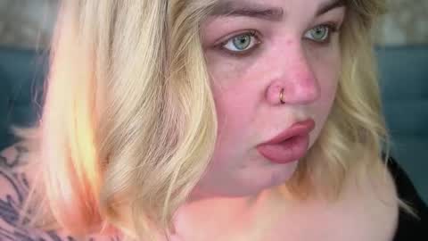 Lola online show from April 15, 7:54 pm