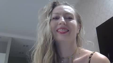 Snapshot of zarinaswift chatting on November 15, 12:02 pm Zarina Swift online show from November 15, 12:02 pm