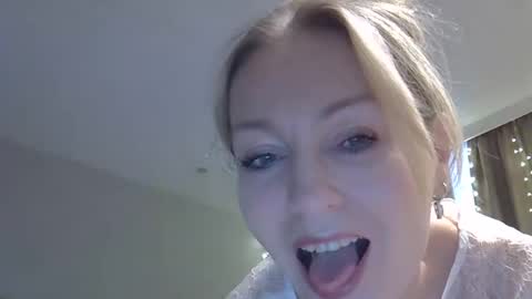 Snapshot of zarinaswift chatting on November 21, 4:33 am Zarina Swift online show from November 21, 4:33 am