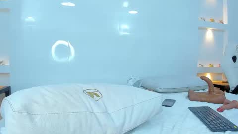 Zenda Evans online show from March 11, 6:21 am