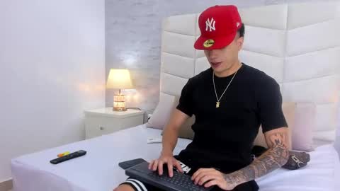 Snapshot of zeta_3 chatting on October 8, 3:26 am Sebas online show from October 8, 3:26 am