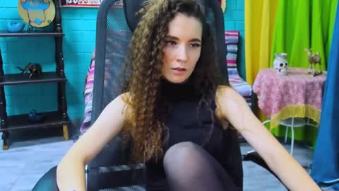 zianichols online show from January 31, 6:47 pm