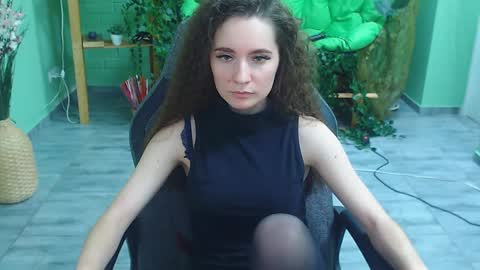 zianichols online show from January 31, 9:48 pm