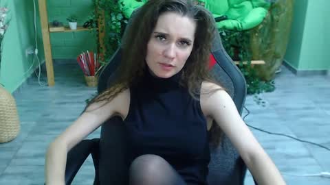 zianichols online show from February 6, 11:04 pm