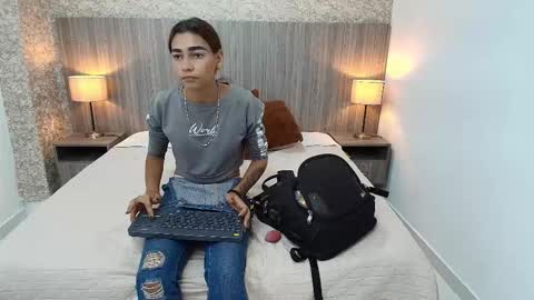 Snapshot of zoe_bermudez chatting on December 14, 11:37 am Zoe online show from December 14, 11:37 am