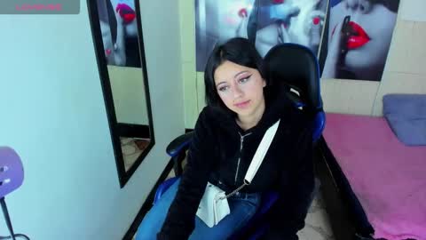 Snapshot of zoe_connor19 chatting on November 16, 12:55 pm Z O E online show from November 16, 12:55 pm