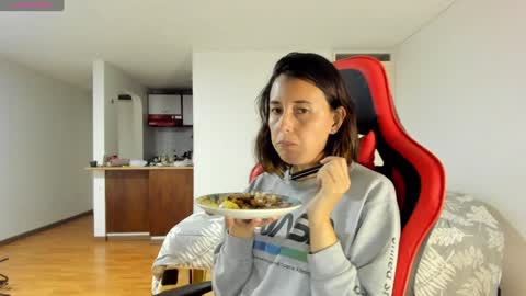 Snapshot of zoe_jeane_beker chatting on December 6, 12:34 am ZOE online show from December 6, 12:34 am