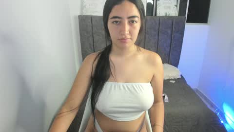 Snapshot of zoe_jones7 chatting on December 18, 4:53 am zoe_jones7 online show from December 18, 4:53 am