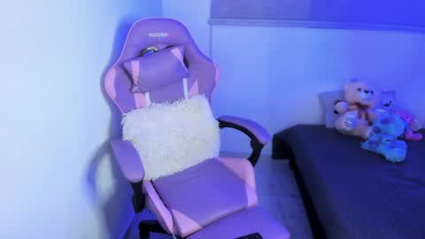 zoe_jones7 online show from April 1, 4:24 am