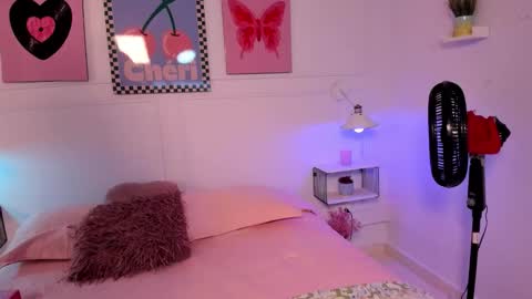 Zoe Lynch online show from December 15, 11:47 am