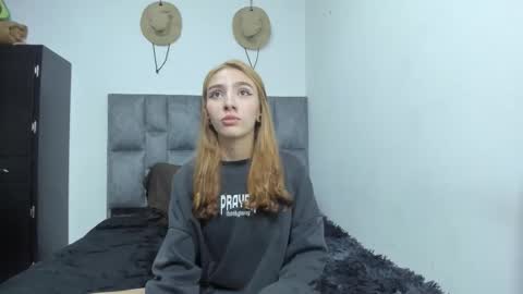Snapshot of zoe_painn chatting on September 21, 10:44 pm She Zoe He Painn online show from September 21, 10:44 pm