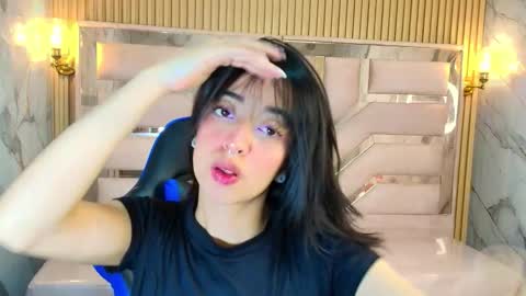 Snapshot of zoe_r_ chatting on October 22, 3:18 am Zoe online show from October 22, 3:18 am