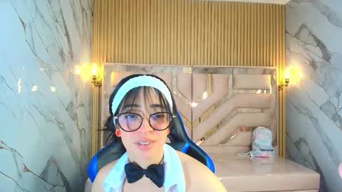 Snapshot of zoe_r_ chatting on November 27, 3:19 am Zoe online show from November 27, 3:19 am