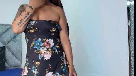 zoe_samantha23 online show from December 3, 11:47 pm