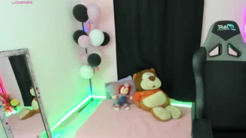 Snapshot of zoe_sullivan_ chatting on December 9, 9:49 am zoe_sullivan_ online show from December 9, 9:49 am
