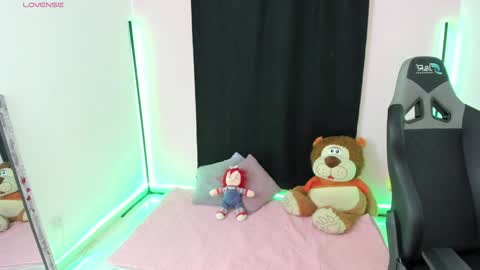 Snapshot of zoe_sullivan_ chatting on December 28, 9:31 am zoe_sullivan_ online show from December 28, 9:31 am