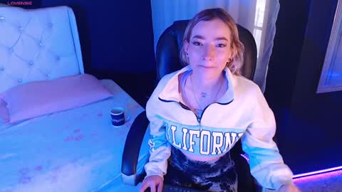 Snapshot of zoee_joness chatting on January 8, 11:54 am zoe online show from January 8, 11:54 am