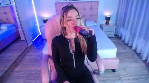 Snapshot of zoee_joness chatting on January 18, 12:04 pm zoe online show from January 18, 12:04 pm