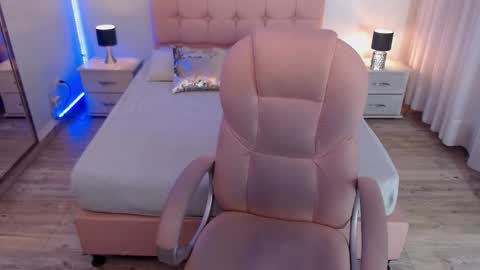 Snapshot of zoee_joness chatting on November 11, 3:06 am zoe online show from November 11, 3:06 am